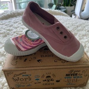 Cienta slip on shoes